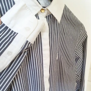  - Oanvänd skjorta fel  Stockholm LM, MQ.  Snygga detaljer med en guldknapp högst upp och broderat märke.   Kan mötas upp i Huddinge, Älvsjö, Årsta, Globen & Västberga