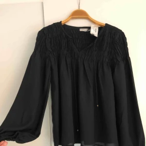  - Oanvänd. Storlek XS, men den är lite oversize passar S/36. 