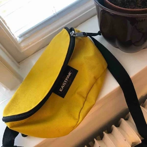  - Fannypack från eastpak! Jättebra skick!  Kan mötas upp i Gävle, annars blir frakt 50kr 🌹