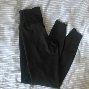  - Sparsamt använda långa träningstights från Nike i mycket fint skick.