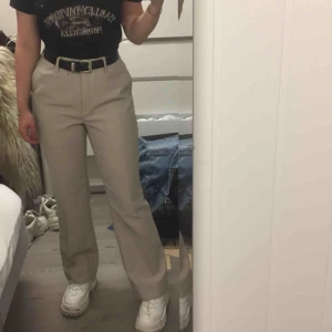  - Finns inget märke men är fina ändå! Frakten är inräknad i priset. Jag är ca. 167 cm och dom är i en bra längd för mig. Innerbenslängden är ca. 77 cm