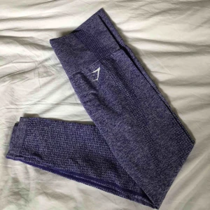  - Gymshark Vital Seamless tights i färgen ”Indigo Mark”. Skulle själv säga att de är något små i modellen. Använda en gång! Inköpspris 650kr. Frakt tillkommer på ca 30kr.