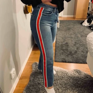  - Jeans med röd rand på sidan 