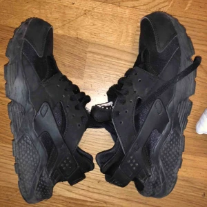  - Fräscha huaraches svarta 