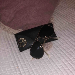  - Super fina😊 Äkta Ray bans👍🏼 Har bara använt den 1 gång