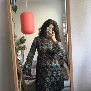  - Fin, höstig klänning! Kjolen går till mitten av mitt lår och klänningen stängs med dragkedja i ryggen! Ett kap! 