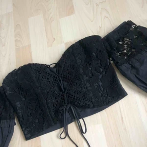  - Super fin svart tröja från fashion nova som inte kommer till användning längre. Använd runt 2-3 gånger så den är i toppenskick.