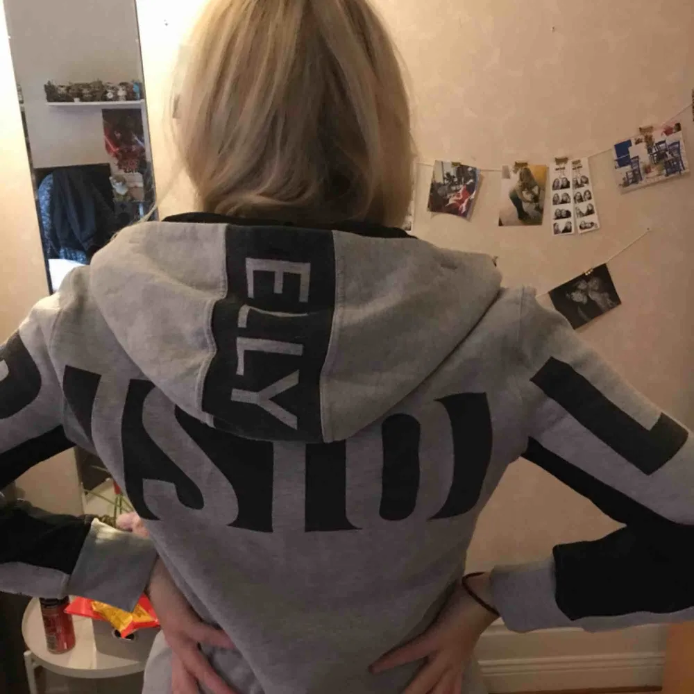 Säljer min jättesnygga Elly Pistol hoodie i storlek M men skulle passa S bra då den inte är stretchig! 💕Använd en del gånger 😄 har tagit ur snöret så den finns inte!  Nypris: 749kr 🌟. Hoodies.
