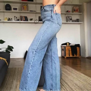  - Ljusblå jeans från Weekday i modellen Ace. Väldigt sköna och i bra skick! Säljer pga för stora 