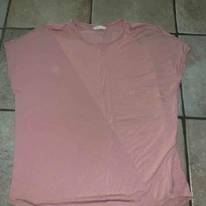  - Rosa flowig tshirt från H&M, vet inte storlek då lappen är borta men passar som en L. Kan mötas upp i Stockholm annars står köpare för frakt! 