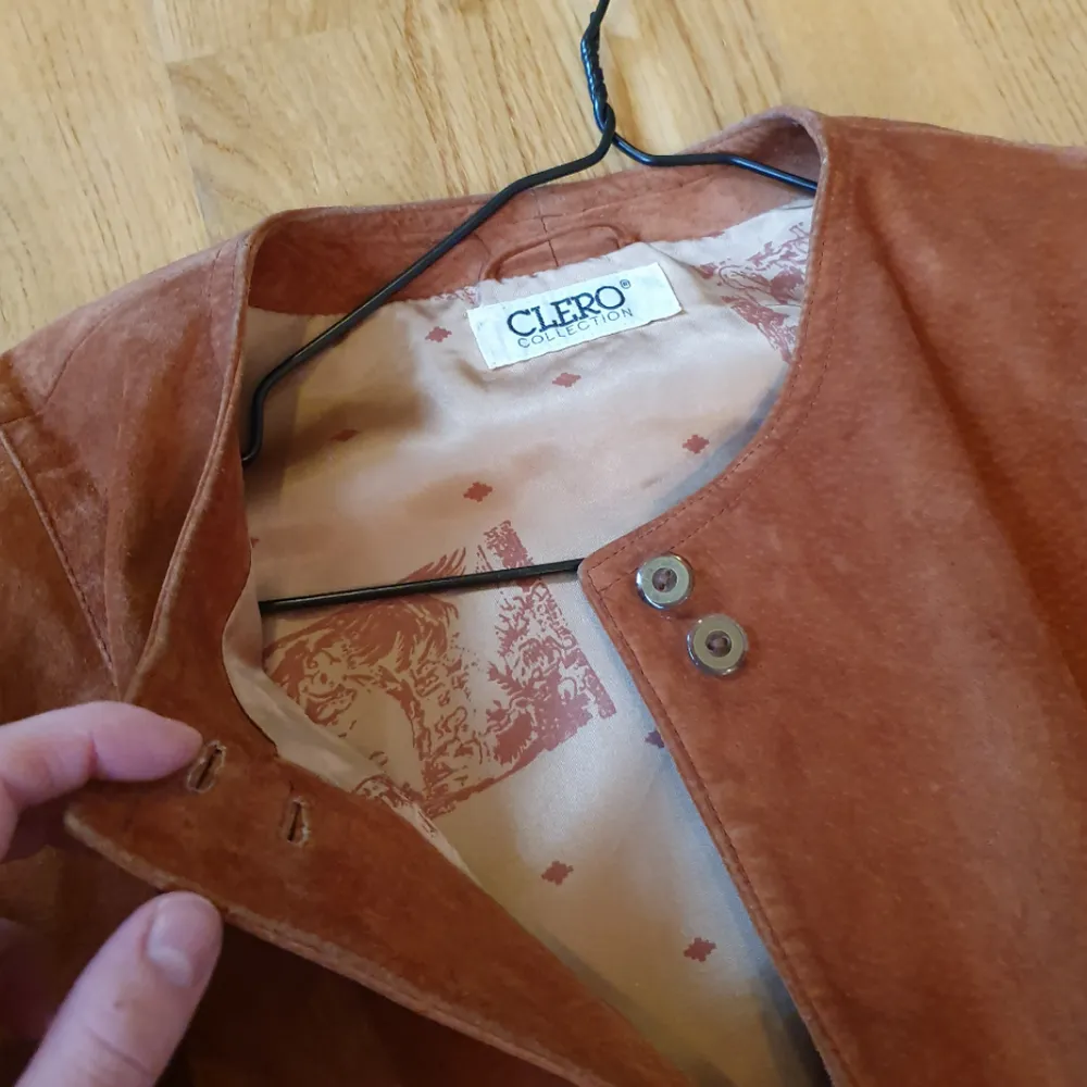 Unik cropped vintage läderjacka! Läder i mycket bra skick, fina knappar och silkigt fodrad🌻  Spårbar frakt för 63kr. Fråga om du undrar något :-). Jackor.