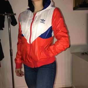  - Skit SNYGG!!! Adidas jacka. Sparsamt använd, strl S 100kr