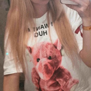  - Tröja från zara med texten ”i need a hug” på. Använd fåtal gånger. Fraktas mot fraktkostnad