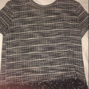  - Jätte fin lite tjockare stickad t-shirt från Zara, köptes i vintras men används inte därför säljer jag den! Köparen står för frakten, annars kan jag mötas upp i Stockholm City eller i Södertälje! 