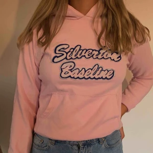  - Rosa hoodie från soc i storlek xs 
