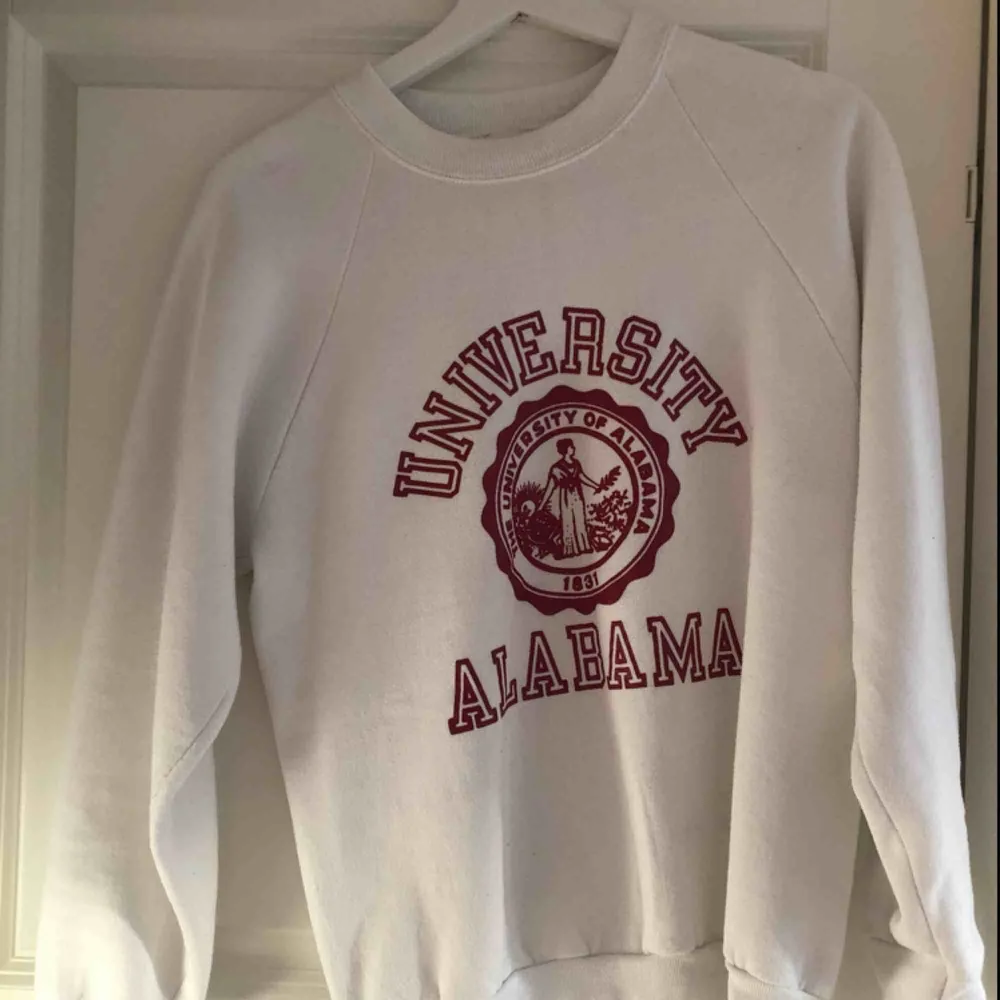 En vintage college tröja från University of Alabama. Funkar för allt mellan XS- M beroende på hur oversized man vill ha den:) köparen står för frakt . Tröjor & Koftor.