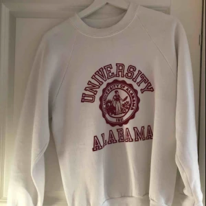  - En vintage college tröja från University of Alabama. Funkar för allt mellan XS- M beroende på hur oversized man vill ha den:) köparen står för frakt 