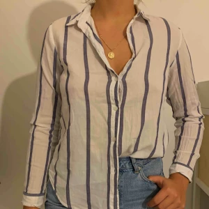  - Skjorta från H&M i storlek XS