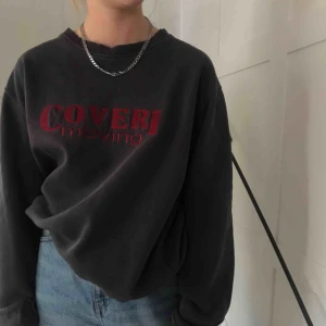  - Tröja köpt på secondhand som inte längre kommer till användning.  Basic, cool och bekväm som passar upp till storlek L beroende på hur man vill att den ska sitta.  Fin i helhet med någon liten slitning. Frakt tillkommer.