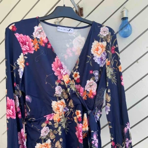  - Fin blus i stretch material med v ringad! Strl:L  Köparen står för frakten!