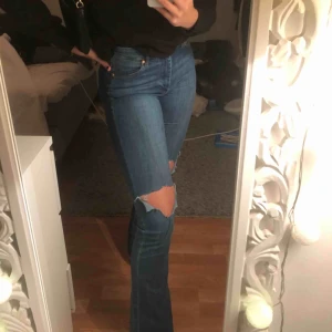  - Ett par jeans från hm i modellen mini flare, sitter jätte fint och är dra i längden ( jag är 174 cm). Dom har hål på knäna som jag gjort själv. Dom är i bra skick. Köparen står för frakten! 