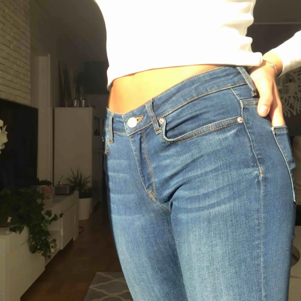 Assnygga mid rise bootcut jeans från zara, sparsamt använda ca 2/3 tvättar. Lite stora på mig i midjan perfekta i längden;)). Jeans & Byxor.