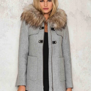  - Köpt från Zara för 2/3 år sedan. Fuskpäls.