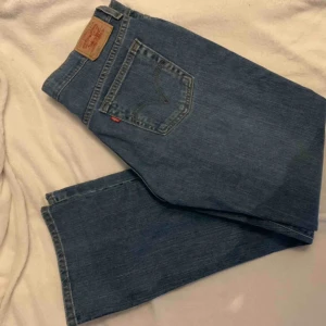  - Vanliga Raka jeans från Levis ,, frakten tillkommer