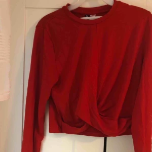  - En fin röd tröja med en Knut längst ner.   Ej upphämtning 