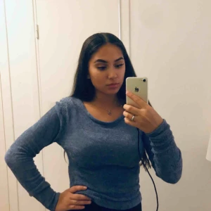  - Jätte skön, stretchig tröja. Går att använda som vanligt me även off-shoulder. Lite mörkare blå färg.