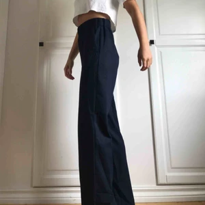  - Raka mörkblåa Carin Wester kostymbyxor. Säljer på grund utav att de är för långa. Pris kan diskuteras men köparen står för frakten. Kontakta för fler eller bättre bilder.