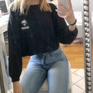  - Tröja från Pull&Bear. 🌟 Storlek XS men skulle säga att den passar upp till M.   Frakt ej inräknat i priset. 