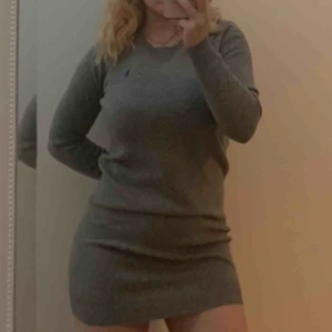  - En jättefin Ralph Lauren klänning i st barn Large, bra tåligt material, varm,mysig och kliar inte på kroppen!!Klänningen passar den som har storlek XS/S. Har inte kommit till användning, max 5ggr. Nypris låg på ca 800kr tror jag. Frakt tillkommer 💘