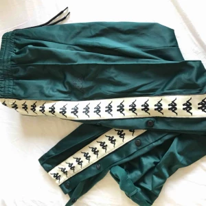  - KAPPA byxor, Liten i storlek så passar en M om man vill att de ska ha en ”loose fit”, endast testade. Pris kan diskuteras vid snabbt köp