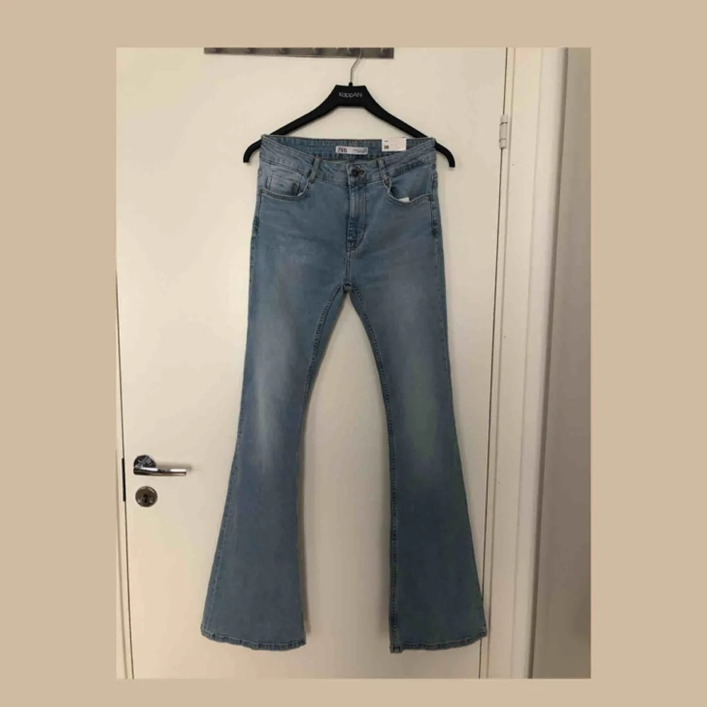 Skitsnygga ljusa bootcut jeans från Zara! Helt oanvända (prislappen fortfarande på)!  Frakt ingår i priset🌸. Jeans & Byxor.