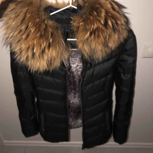  - Vinter dunjacka från Saki i bra skick med äkta päls.