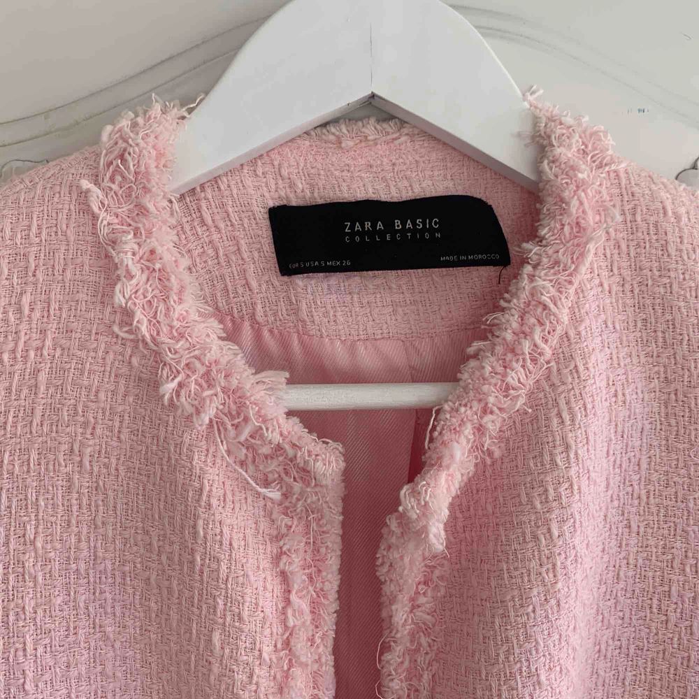 Säljer en rosa jacka från Zara i storlek small. Använd max 2 gånger. Frakt ingår. . Jackor.