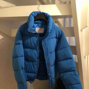  - Säljer en jättefin blå vinterjacka från pull and bear i storlek s💙💙 