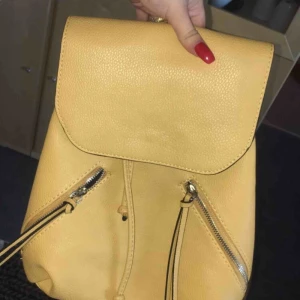  - Gul väska från vero Moda oanvänd köpte den för 350kr