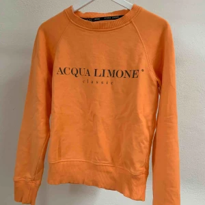  - Jättefin aqua limone tröja / sweatshirt i storlek XXS (stor i storlek, passar XS/S).   I fint skick!   Finns i centrala Göteborg, annars står köparen för frakt. 