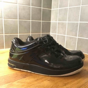  - Jordan ’After Game’ sneaker i strl 45,5. Blank svart. Använda 10-20 gånger, gott skick!
