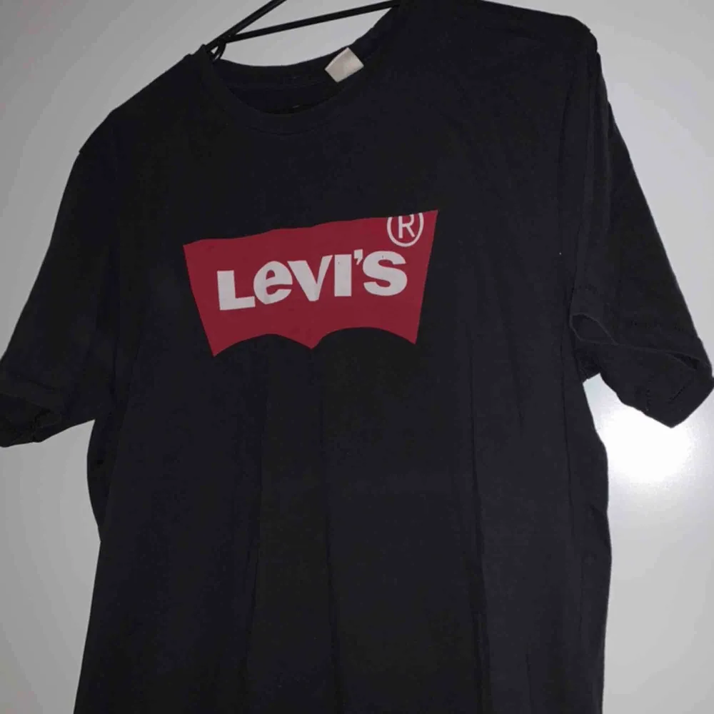 Säljer en Levis tröja. Köparen står för frakten o pris kan diskuteras. T-shirts.