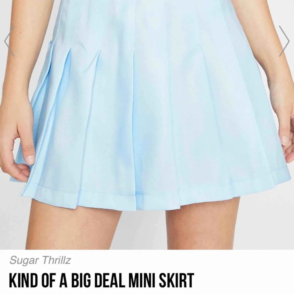 Super snygg kjol från sugar thrillz Dollskill. Ny köpt med lapp o kvitto kvar. Det står XL men tror den passar M-L. Ny kostar typ 400 där av priset. Köparen står för frakten💕. Kjolar.