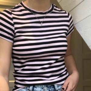  - Ribbad svart/ ljusrosa randig t-shirt (med lite polo) från monki💛 inte använd alls mycket :))