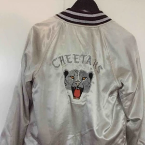  - Bomber jacka från Levis , man kan använda båda sidorna .