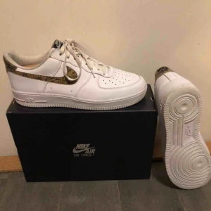  - Nike air max 1 ivory snake. Condition: 8/10, nästan nyskick, använd 5 gånger. Köpt från END.com Retail: 1200kr  Resell (stockx): 1900kr~  