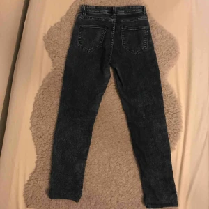  - Mörkblåa byxor som är högmidjande och är köpta från H&M.   Har använt ett par gånger men är fortfarande i riktigt bra skick. Köparen står för frakten och betalningen sker via Swish👍