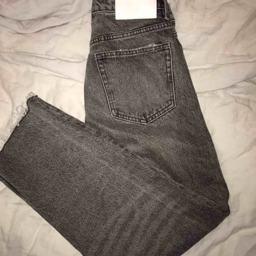 Säljer mina gråa jeans från zara. Är i väldigt fint i skick då de inte har använts så mycket! Frakt är inkluderad!. Jeans & Byxor.