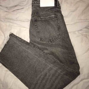  - Säljer mina gråa jeans från zara. Är i väldigt fint i skick då de inte har använts så mycket! Frakt är inkluderad!