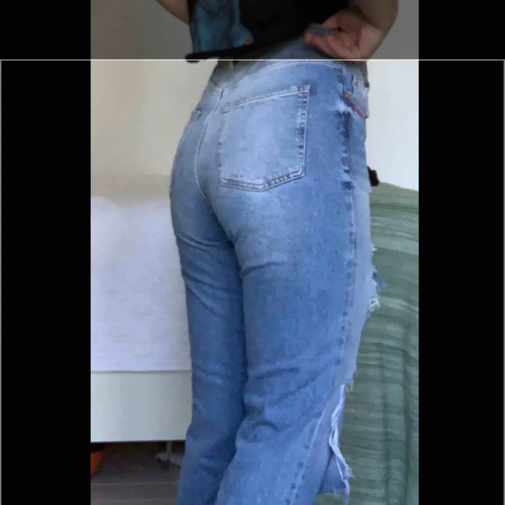 Jeans med broderiet ”girls bite back” vid fickan. Jeans & Byxor.